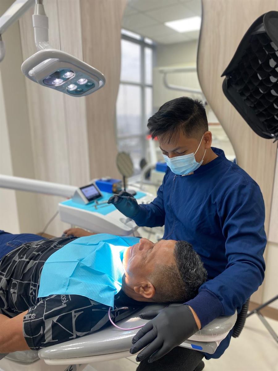 Dr. Julio Molina atendiendo a un paciente en el consultorio